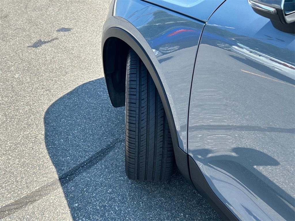 2022 Thunder Gray Metallic Volvo XC40 Momentum AWD SUV
