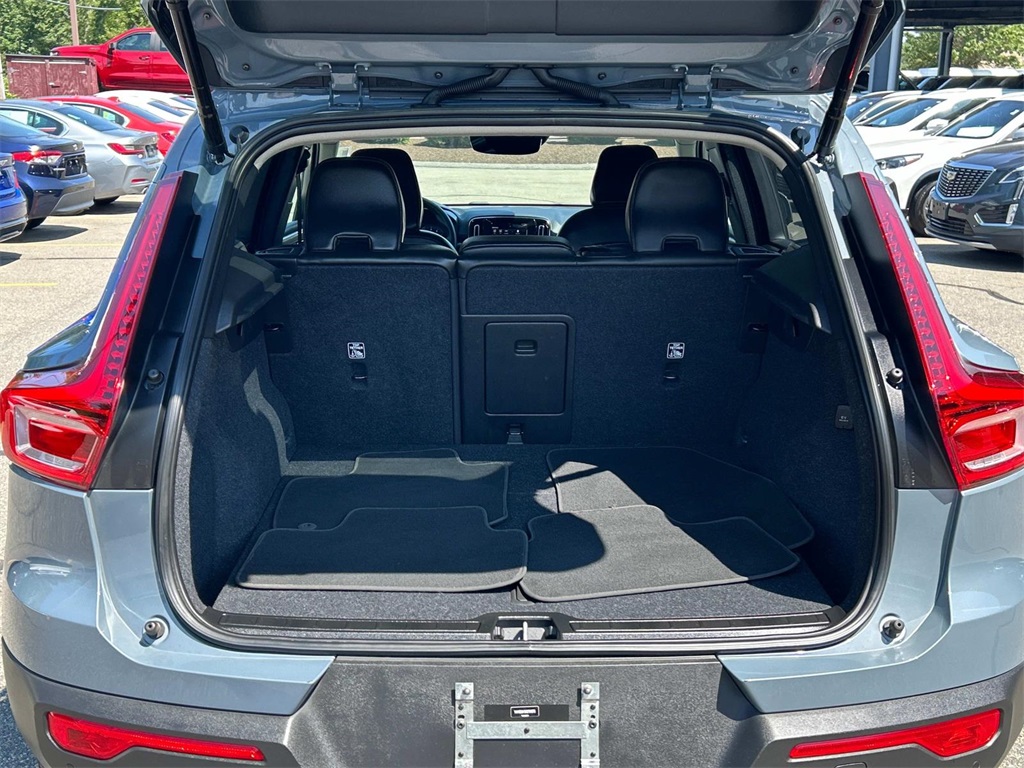 2022 Thunder Gray Metallic Volvo XC40 Momentum AWD SUV