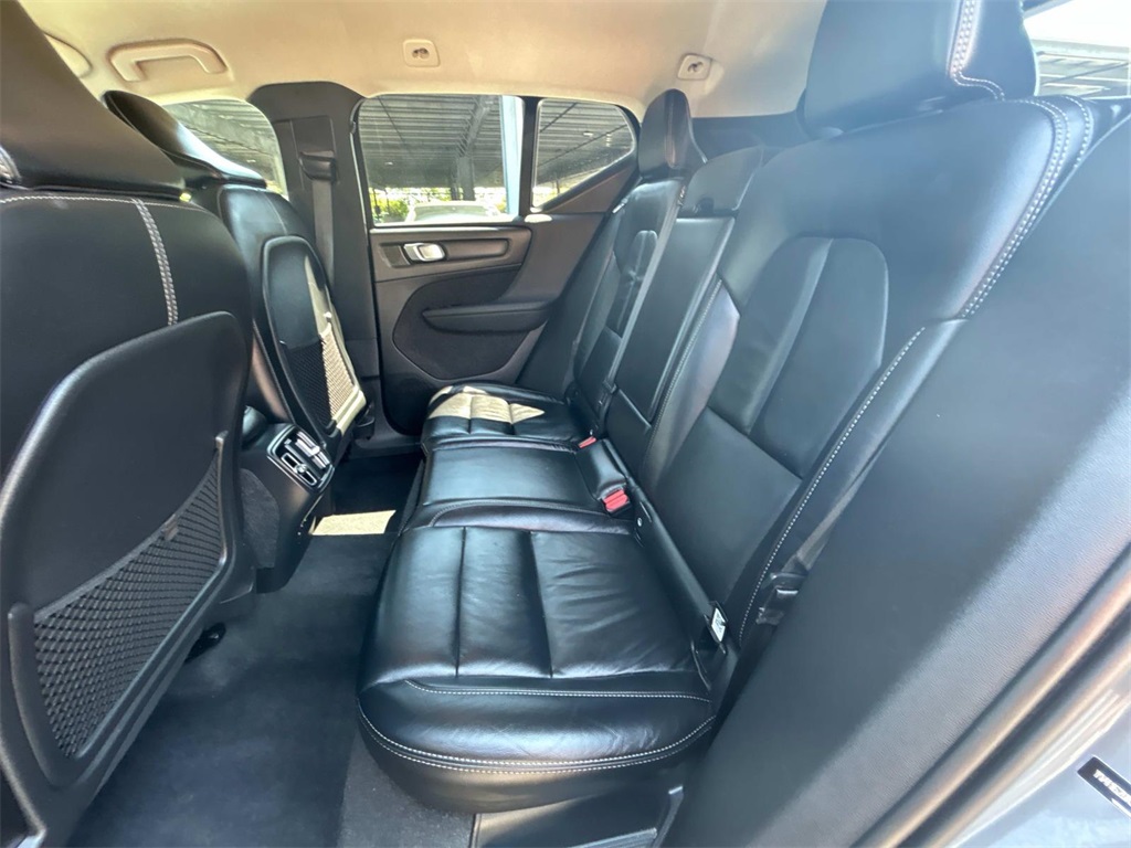 2022 Thunder Gray Metallic Volvo XC40 Momentum AWD SUV