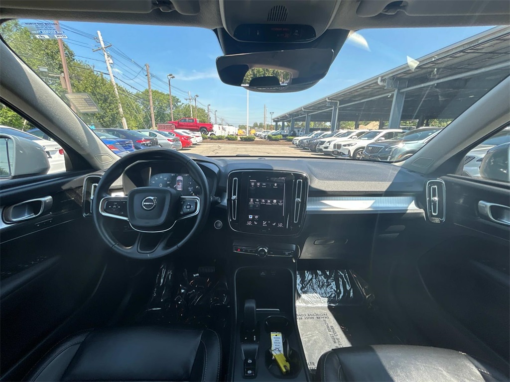 2022 Thunder Gray Metallic Volvo XC40 Momentum AWD SUV