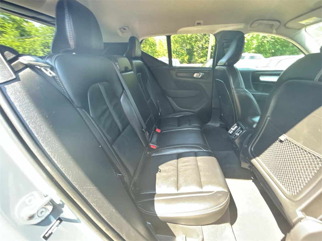 2022 Thunder Gray Metallic Volvo XC40 Momentum AWD SUV