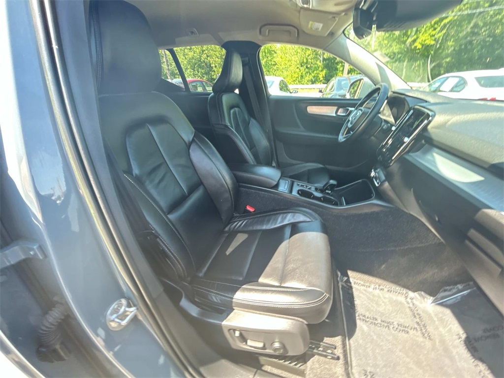 2022 Thunder Gray Metallic Volvo XC40 Momentum AWD SUV
