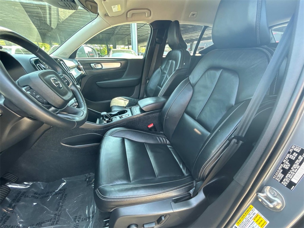 2022 Thunder Gray Metallic Volvo XC40 Momentum AWD SUV