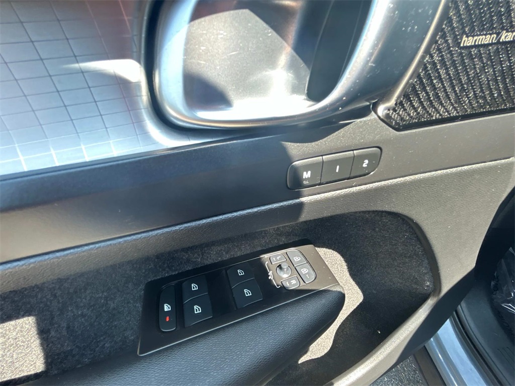 2022 Thunder Gray Metallic Volvo XC40 Momentum AWD SUV