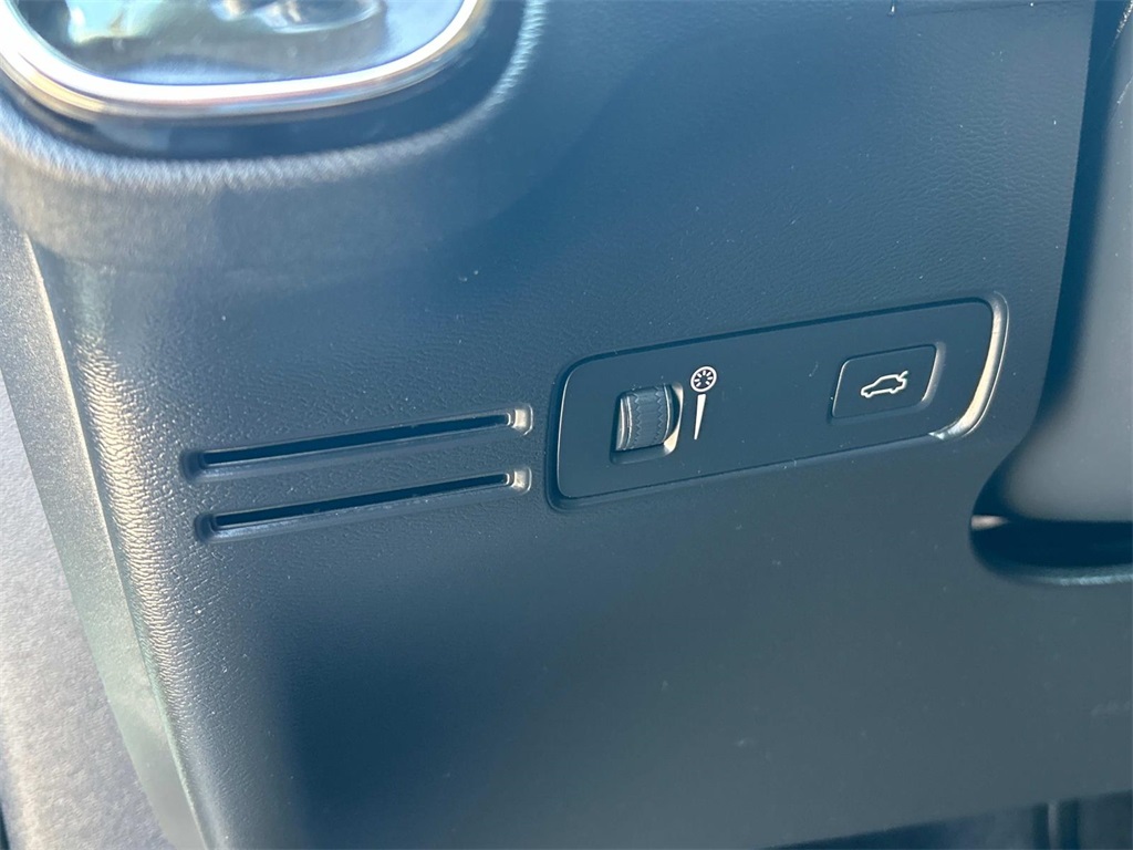 2022 Thunder Gray Metallic Volvo XC40 Momentum AWD SUV