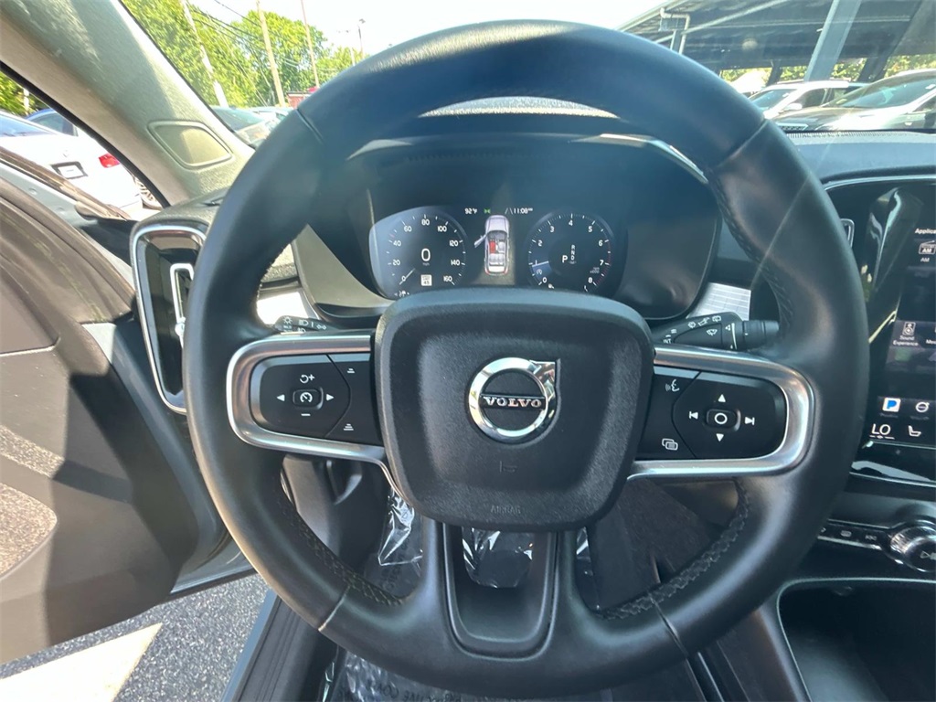 2022 Thunder Gray Metallic Volvo XC40 Momentum AWD SUV