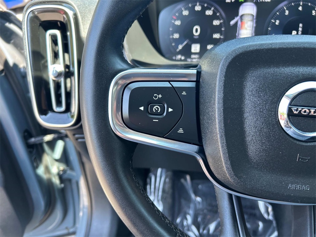 2022 Thunder Gray Metallic Volvo XC40 Momentum AWD SUV