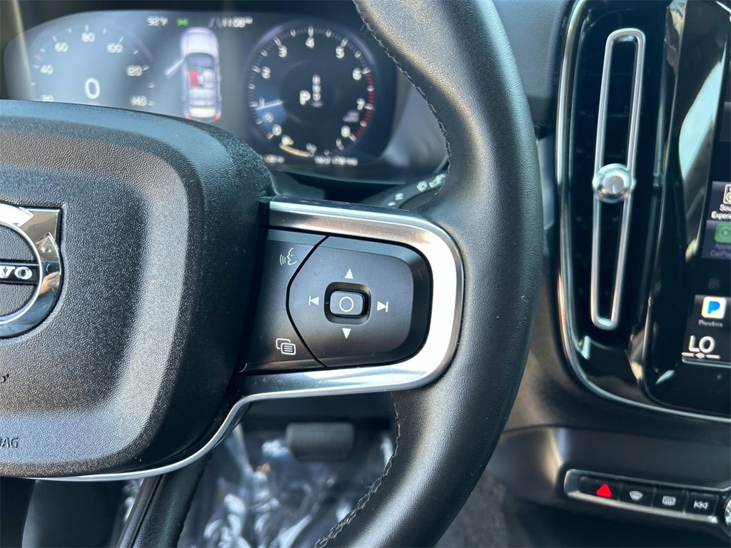 2022 Thunder Gray Metallic Volvo XC40 Momentum AWD SUV