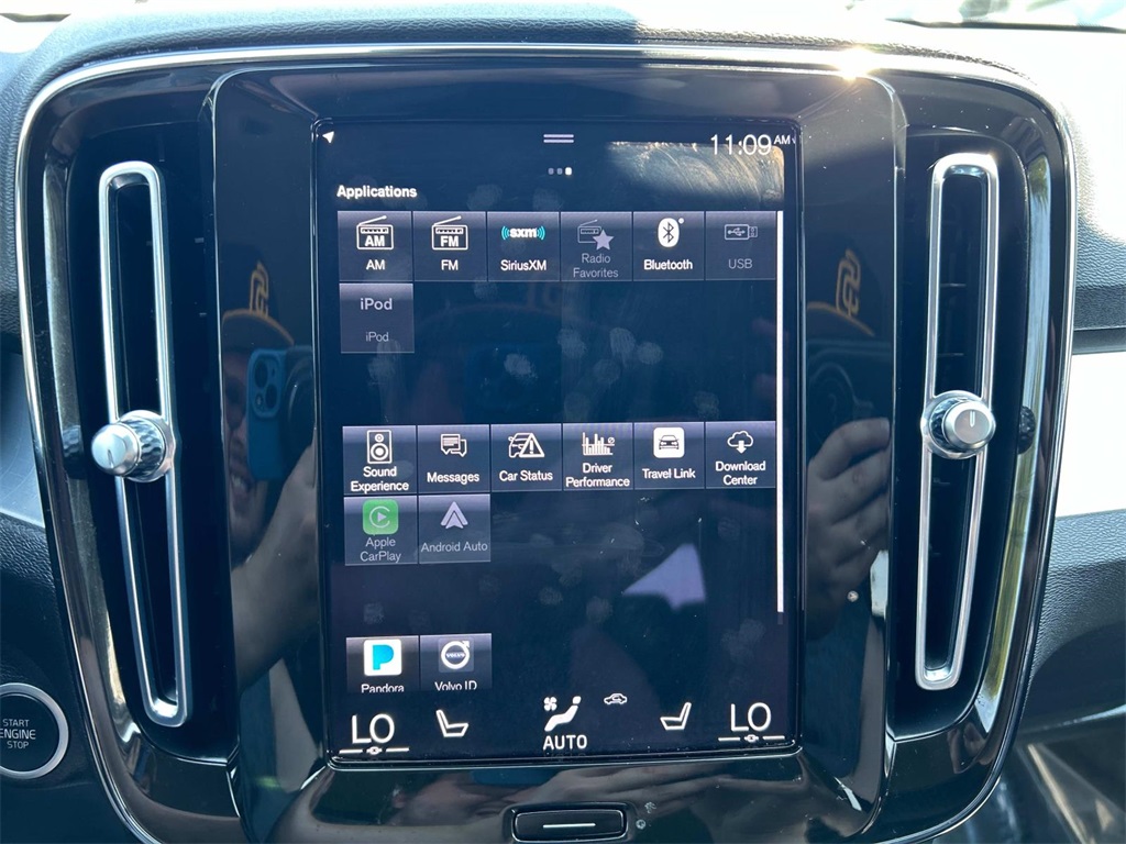 2022 Thunder Gray Metallic Volvo XC40 Momentum AWD SUV