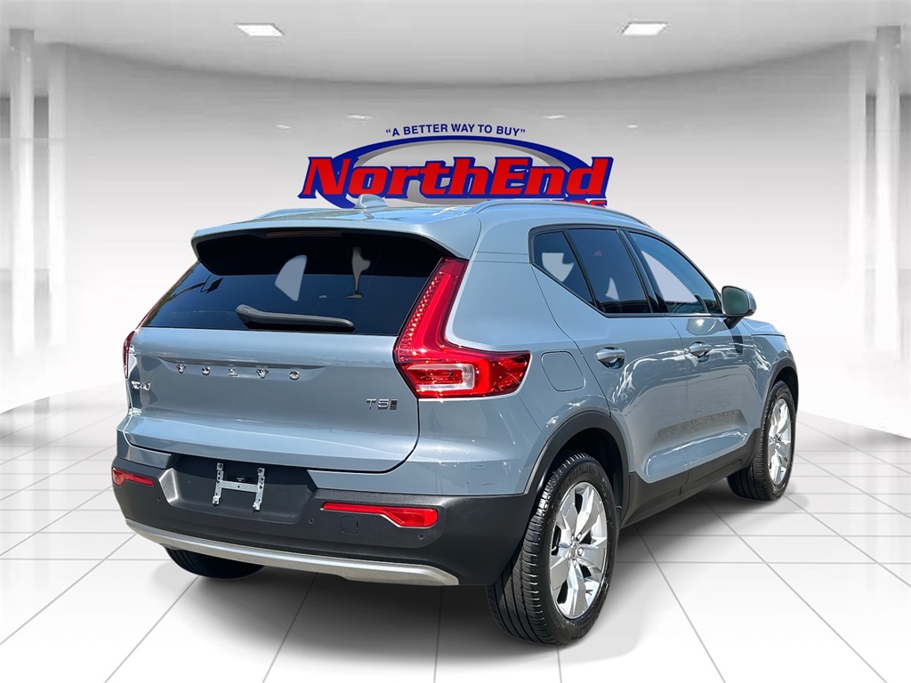 2022 Thunder Gray Metallic Volvo XC40 Momentum AWD SUV