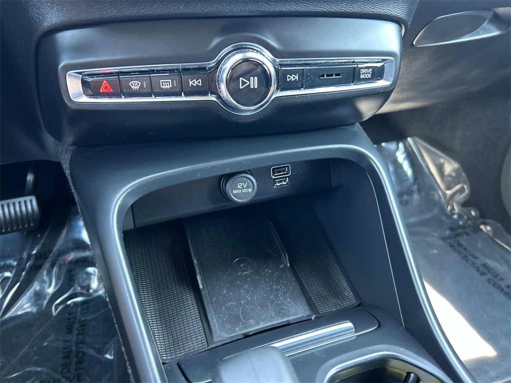 2022 Thunder Gray Metallic Volvo XC40 Momentum AWD SUV