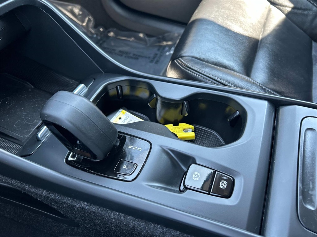 2022 Thunder Gray Metallic Volvo XC40 Momentum AWD SUV
