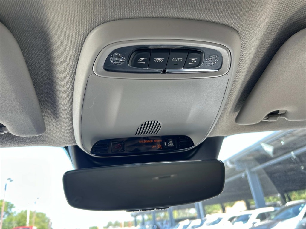 2022 Thunder Gray Metallic Volvo XC40 Momentum AWD SUV