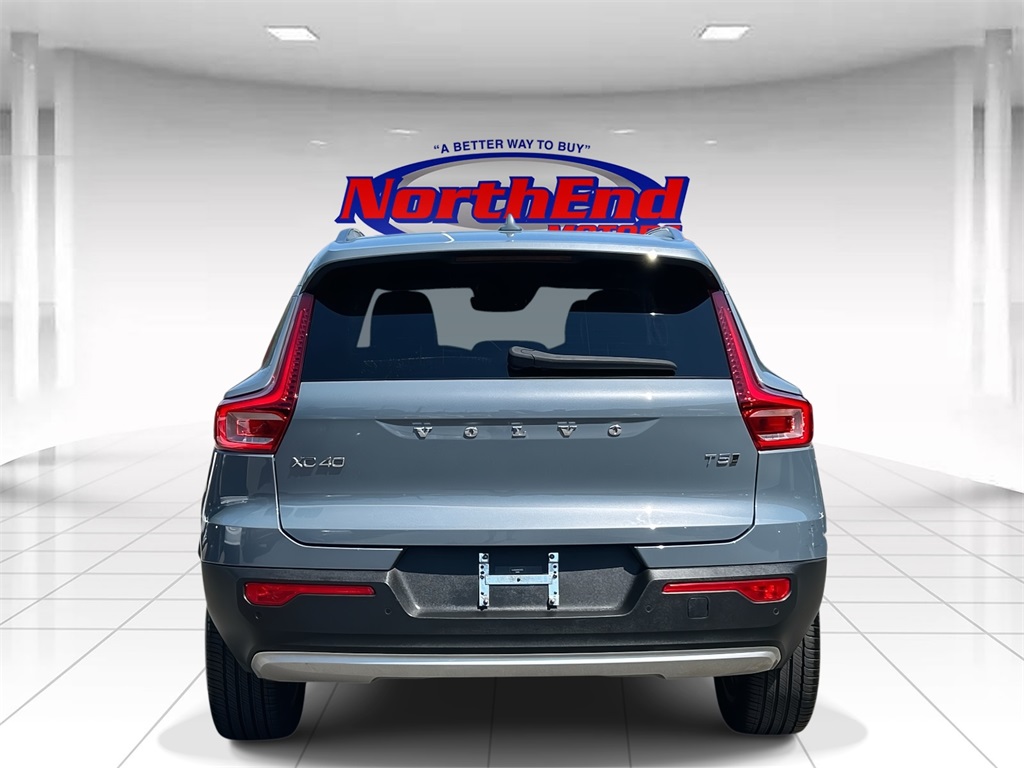 2022 Thunder Gray Metallic Volvo XC40 Momentum AWD SUV