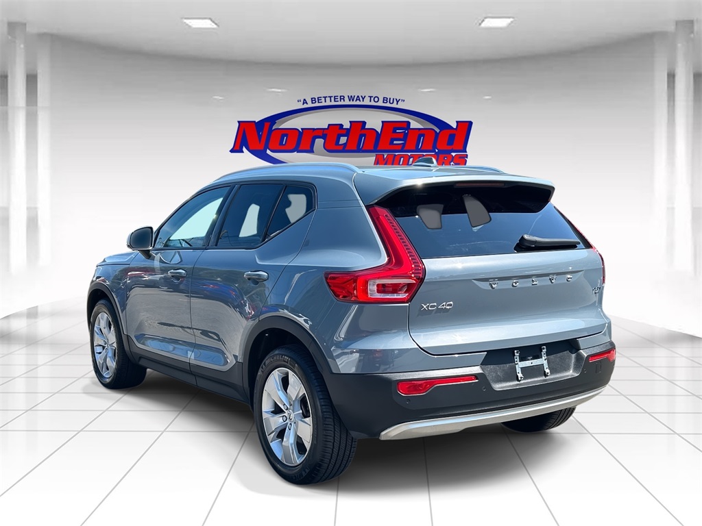 2022 Thunder Gray Metallic Volvo XC40 Momentum AWD SUV