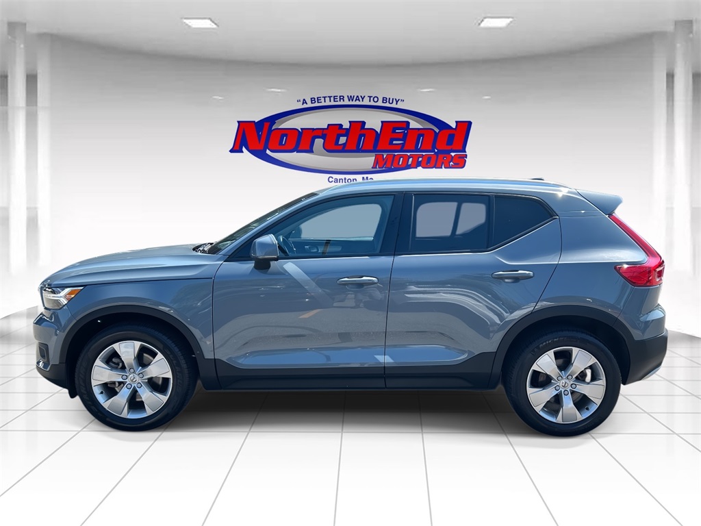 2022 Thunder Gray Metallic Volvo XC40 Momentum AWD SUV
