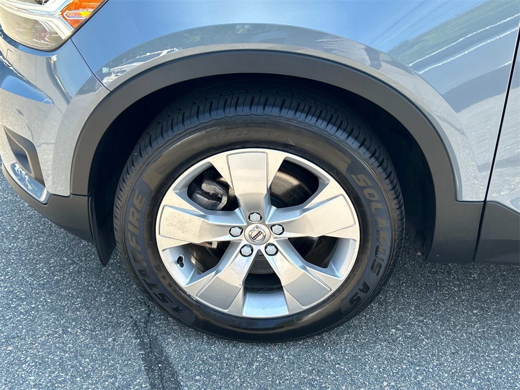 2022 Thunder Gray Metallic Volvo XC40 Momentum AWD SUV