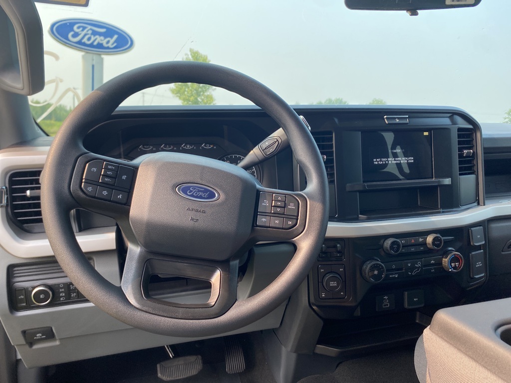 2025 Ford F-250 photo 3