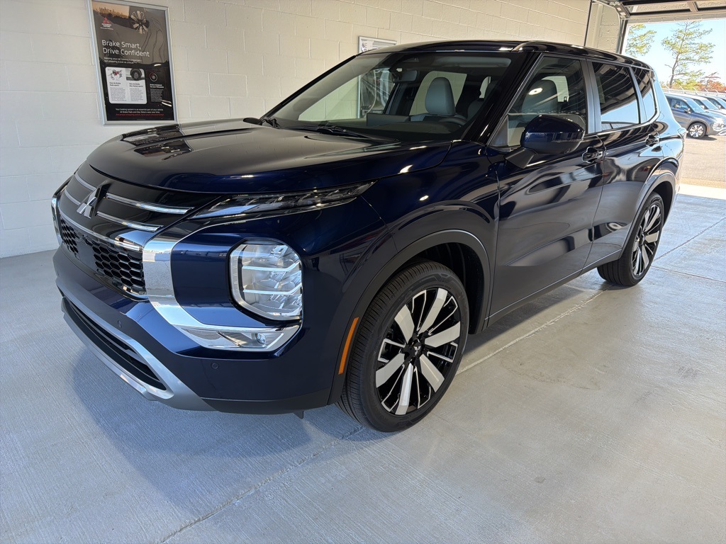 2025 Mitsubishi Outlander SE's photo