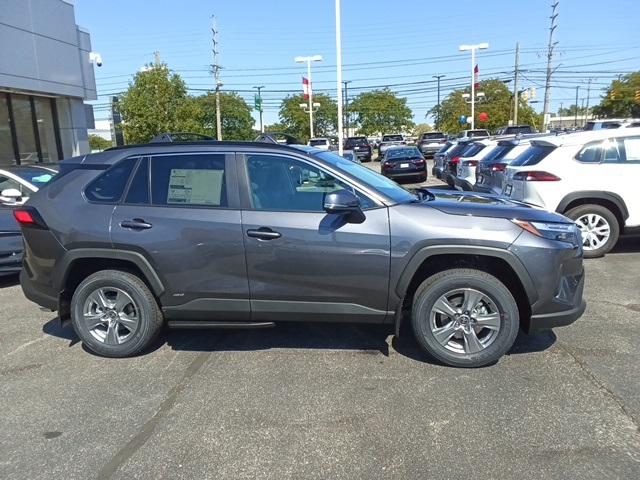 2025 Toyota RAV4 Hybrid XLE photo 4