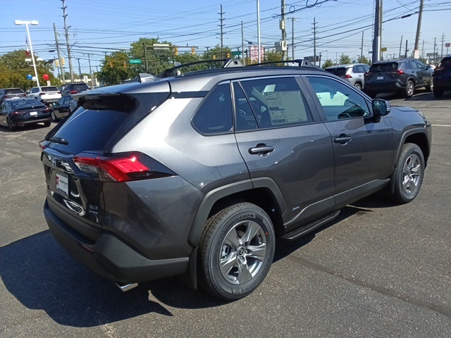2025 Toyota RAV4 Hybrid XLE photo 5