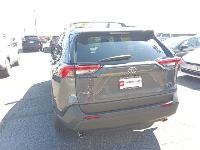 2025 Toyota RAV4 Hybrid XLE photo 7