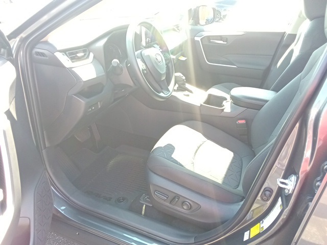 2025 Toyota RAV4 Hybrid XLE photo 8