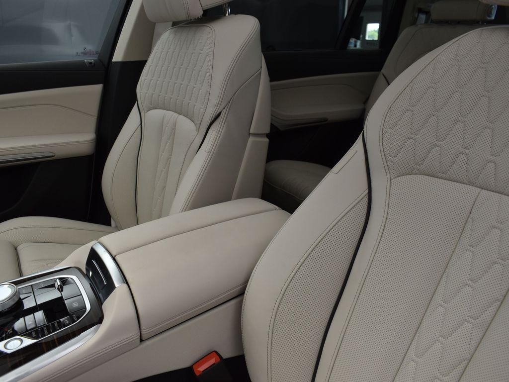 2026 Mineral White Metallic BMW X7 xDrive40i AWD SUV