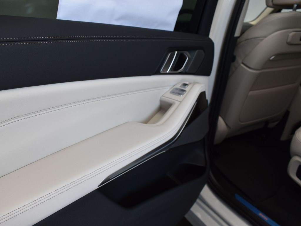 2026 Mineral White Metallic BMW X7 xDrive40i AWD SUV