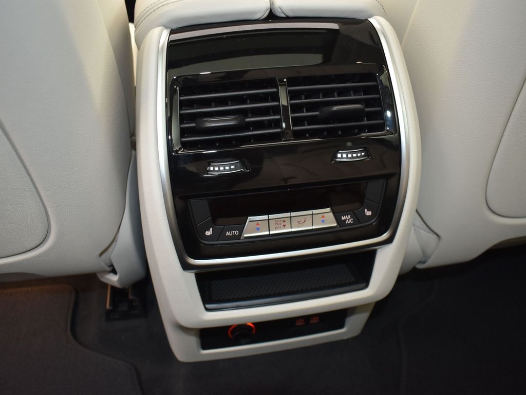 2026 Mineral White Metallic BMW X7 xDrive40i AWD SUV