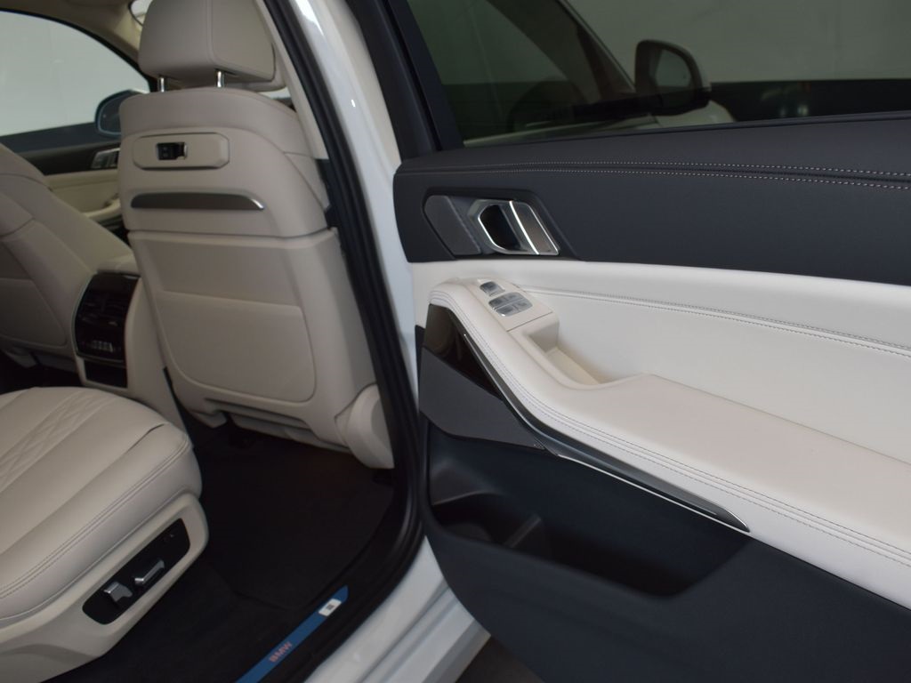 2026 Mineral White Metallic BMW X7 xDrive40i AWD SUV