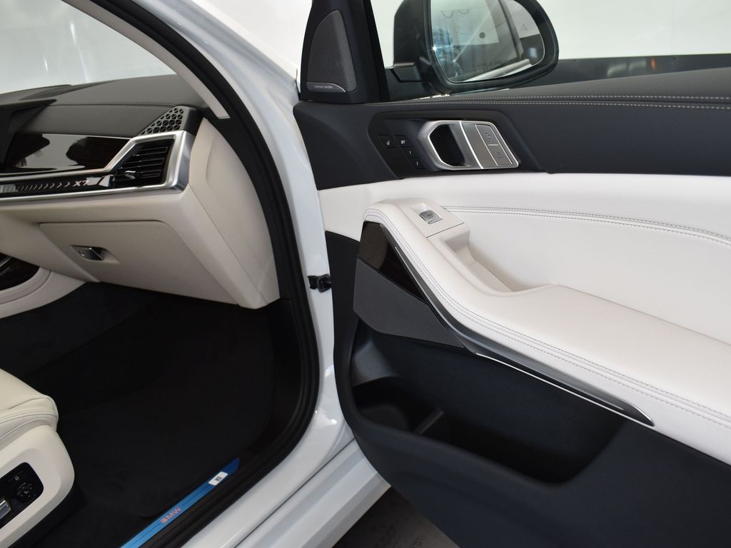 2026 Mineral White Metallic BMW X7 xDrive40i AWD SUV