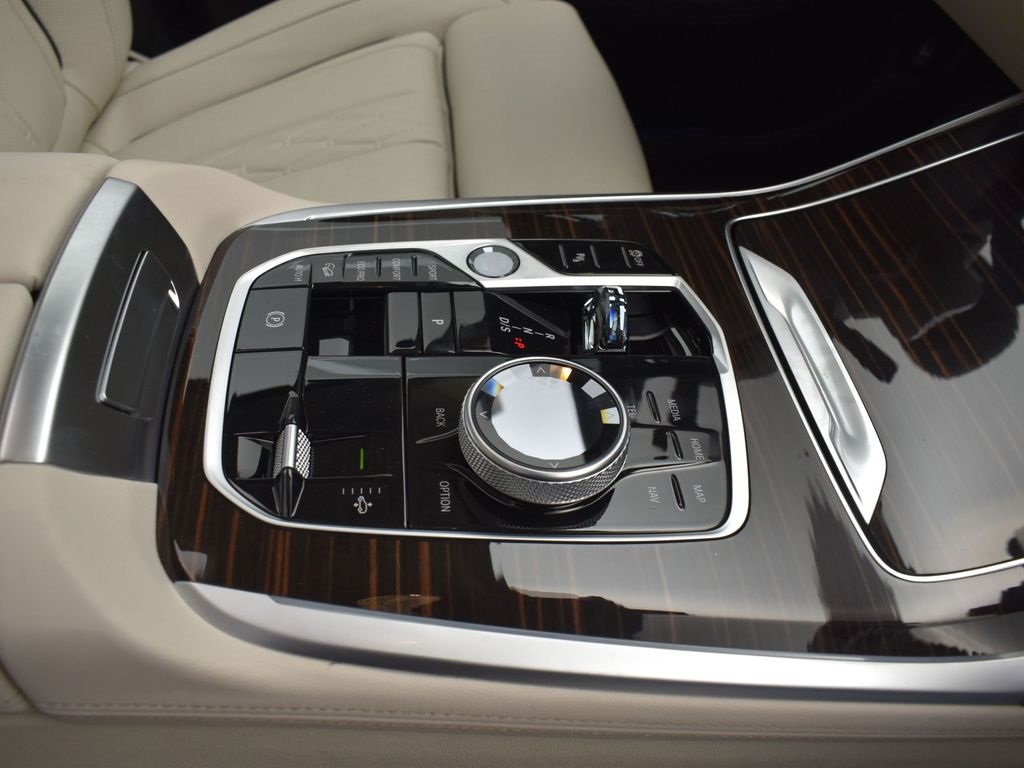 2026 Mineral White Metallic BMW X7 xDrive40i AWD SUV