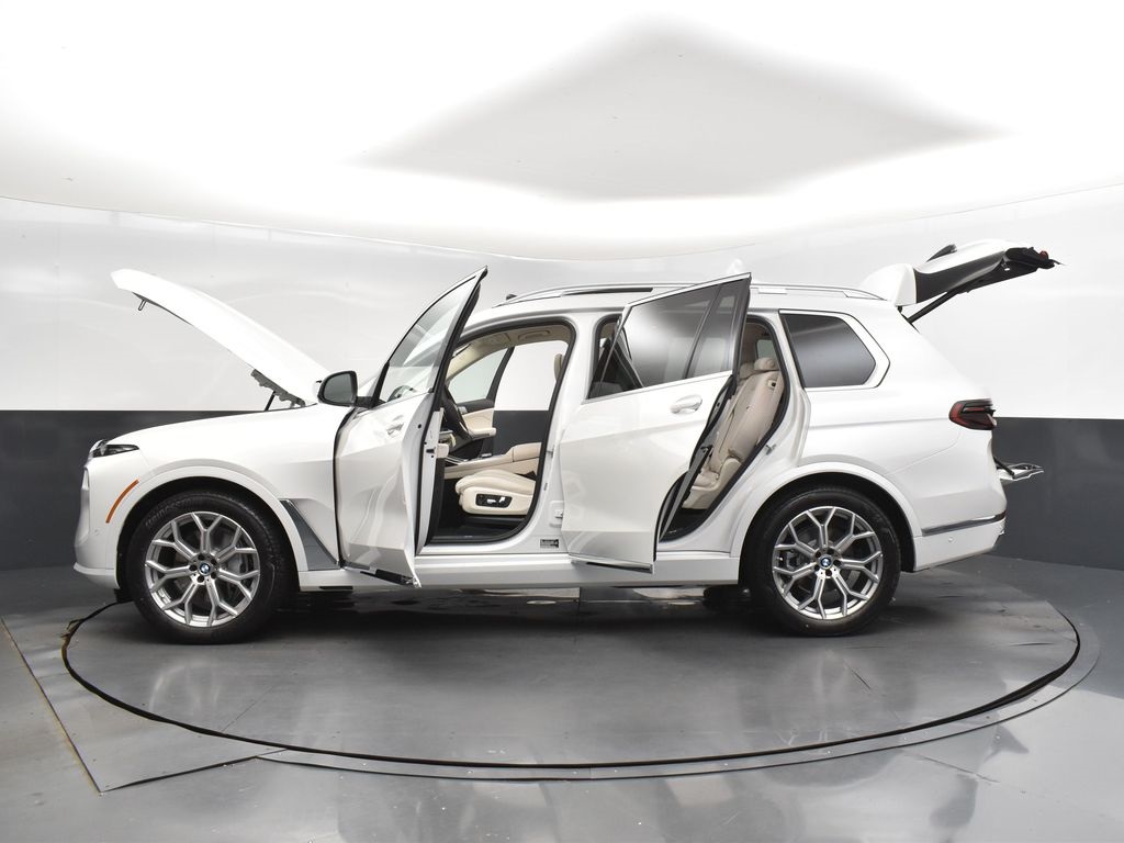 2026 Mineral White Metallic BMW X7 xDrive40i AWD SUV