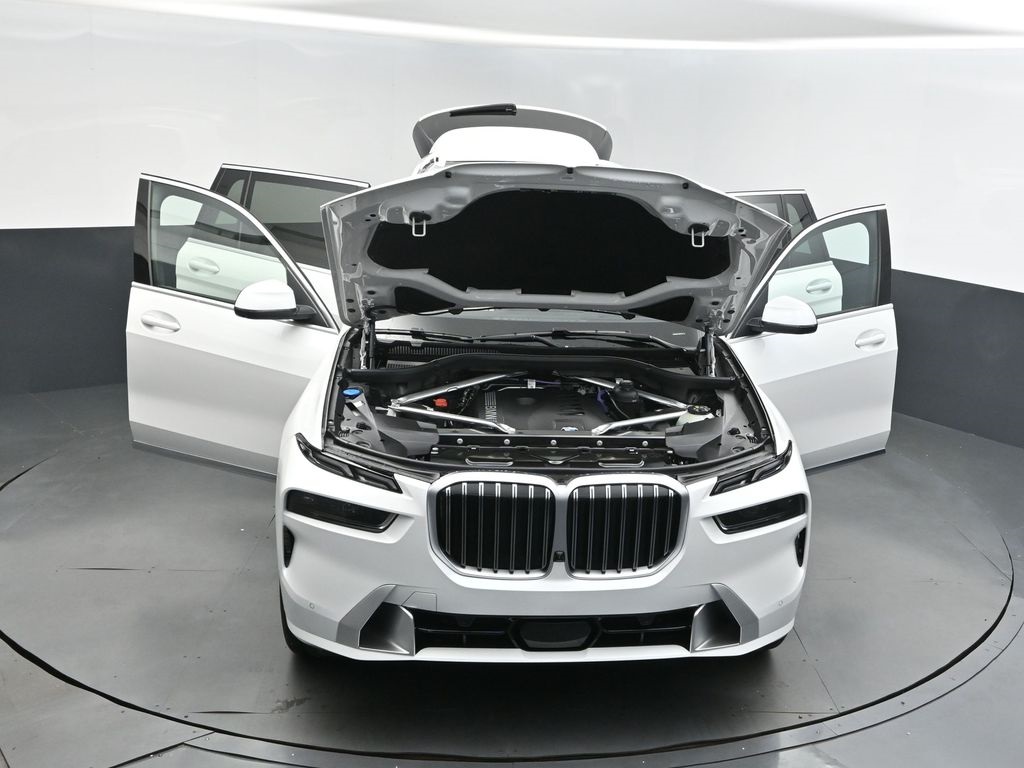 2026 Mineral White Metallic BMW X7 xDrive40i AWD SUV