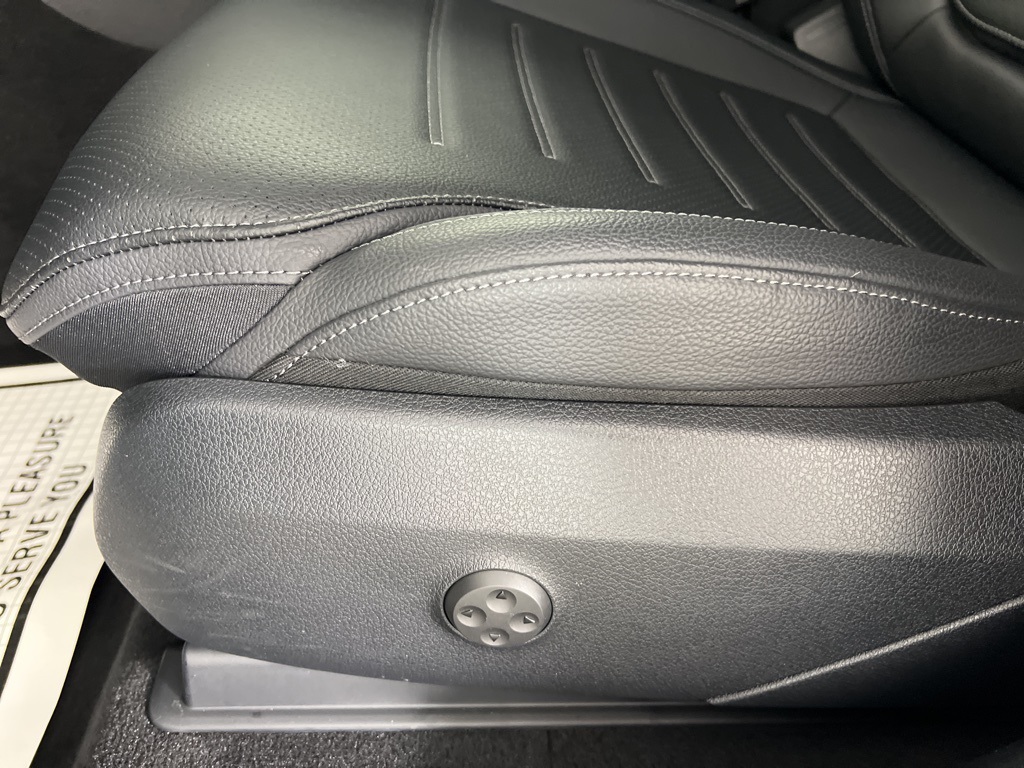 2025 Mercedes Benz GLC 300 4MATIC photo 3