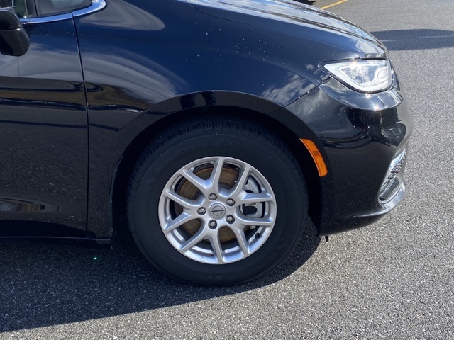 used 2024 Chrysler Pacifica car, priced at $25,741
