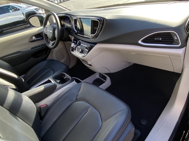 used 2024 Chrysler Pacifica car, priced at $25,741