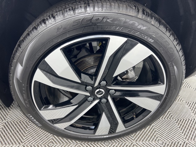 2025 Volvo XC40 Plus photo 10