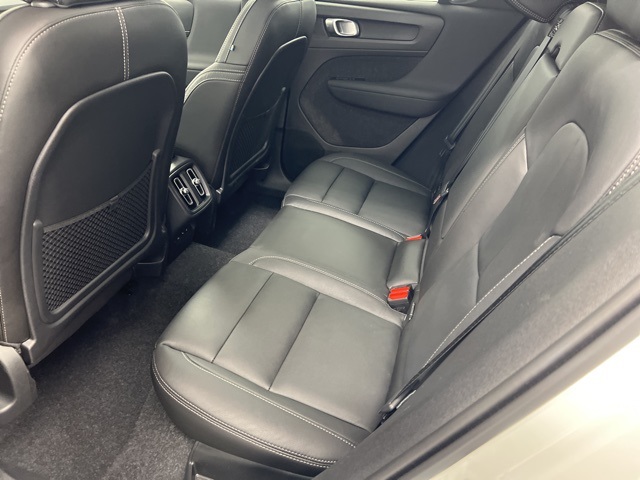 2025 Volvo XC40 Plus photo 11