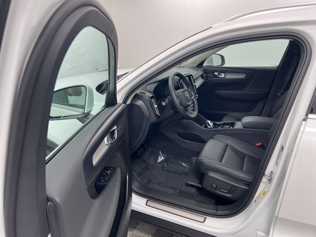 2025 Volvo XC40 Plus photo 12