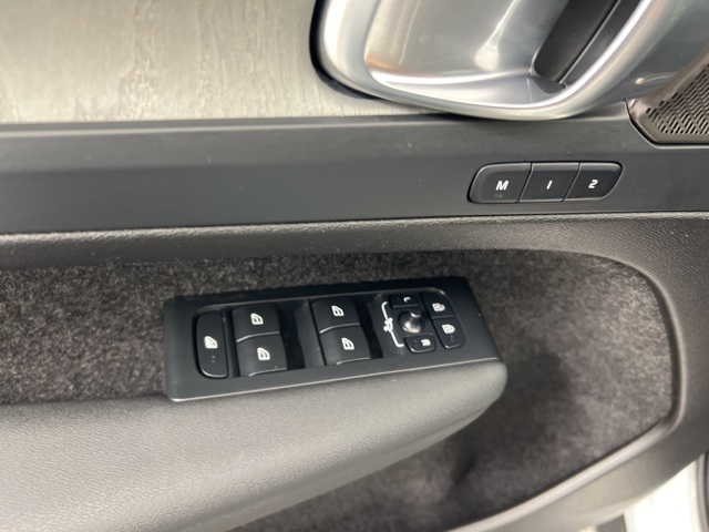 2025 Volvo XC40 Plus photo 13