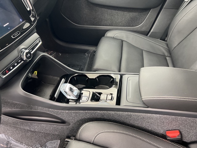 2025 Volvo XC40 Plus photo 15