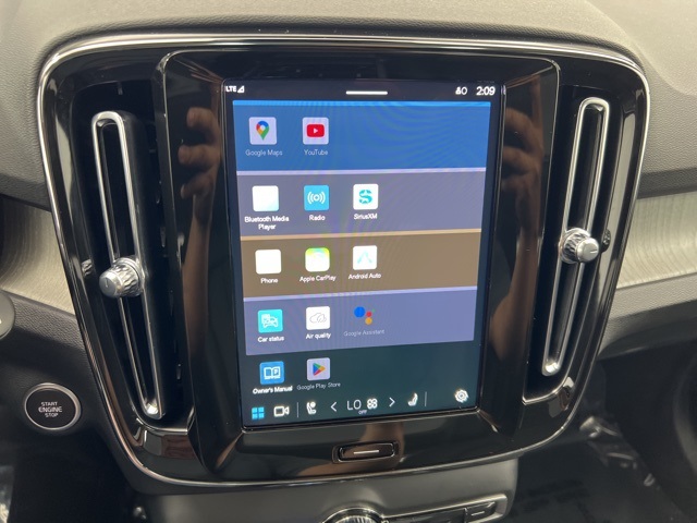 2025 Volvo XC40 Plus photo 17