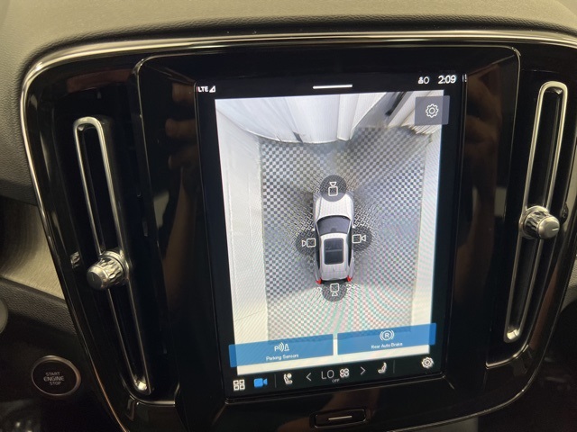 2025 Volvo XC40 Plus photo 18