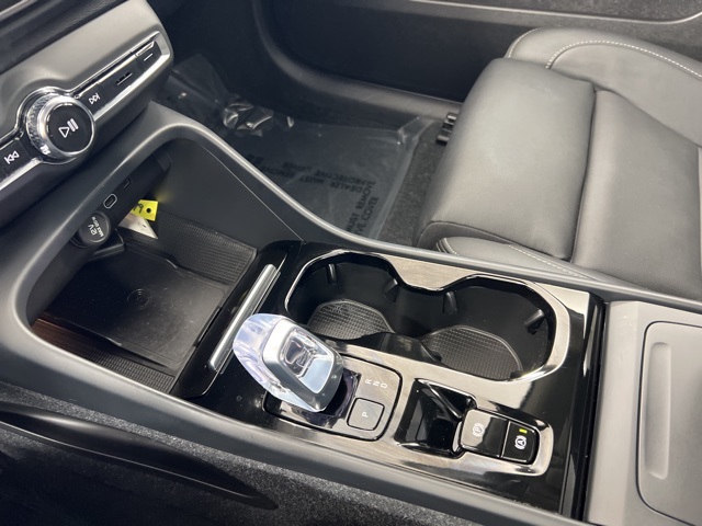 2025 Volvo XC40 Plus photo 19