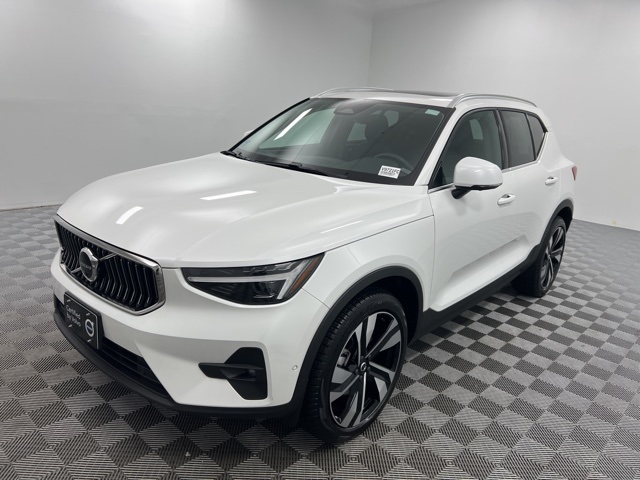 2025 Volvo XC40 Plus photo 2