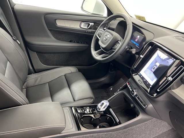 2025 Volvo XC40 Plus photo 24