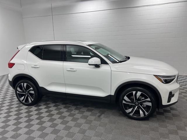 2025 Volvo XC40 Plus photo 4