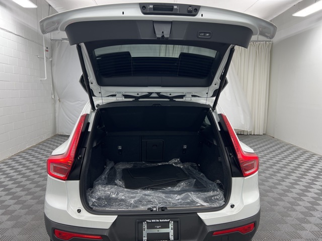 2025 Volvo XC40 Plus photo 8